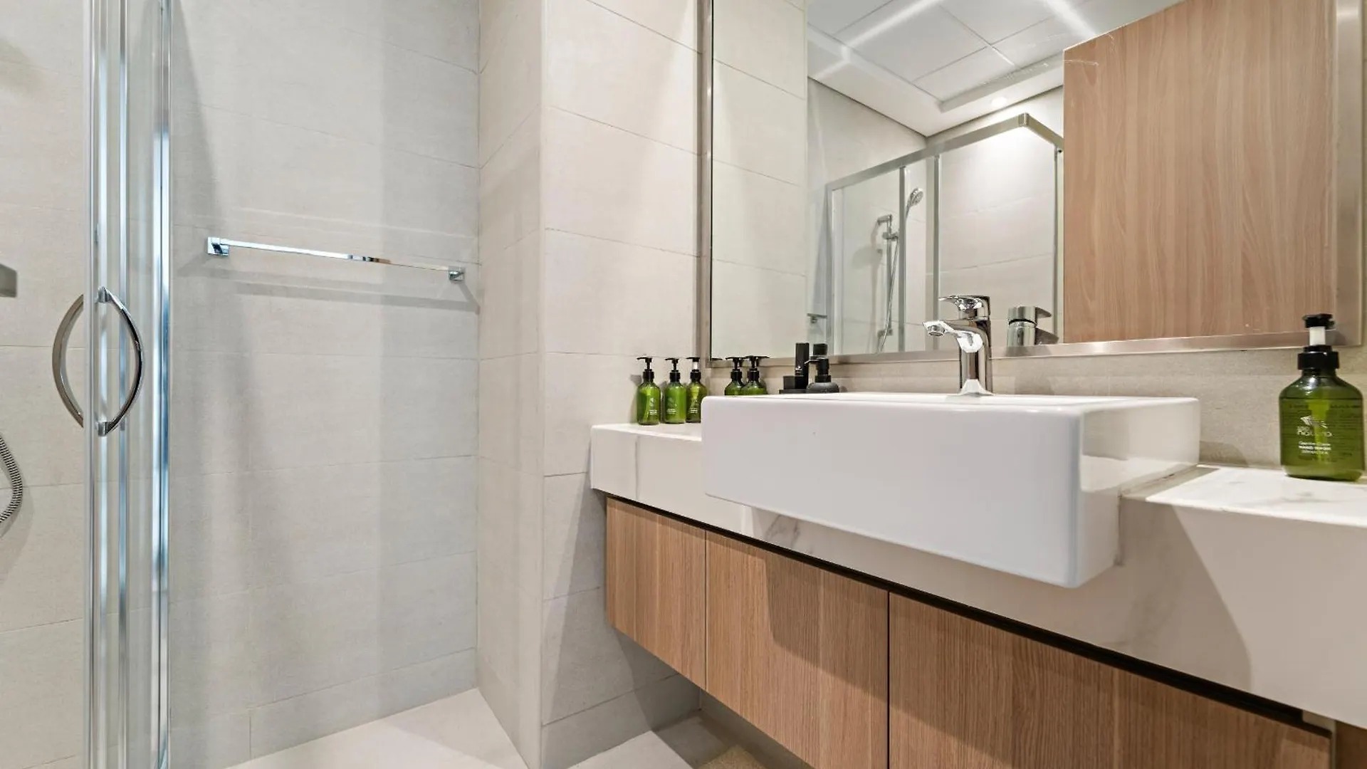 Vayk - Modern 1 Bedroom Apartment In Azizi Riviera Dubai